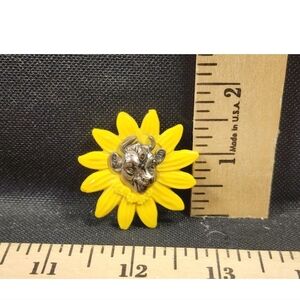 Vintage Advertising Borden Dairy Elsie In Daisy Pinback Button Pin Used